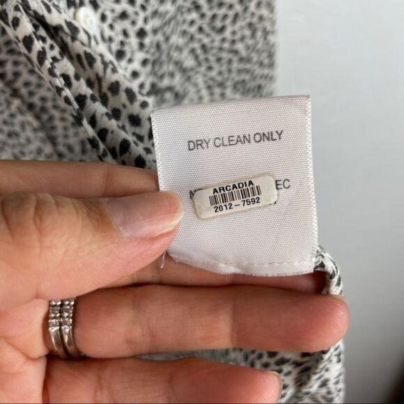 Joie Purine 100% Silk Button Down Blouse White Leopard Print Split Neck Sz Small - Picture 9 of 10